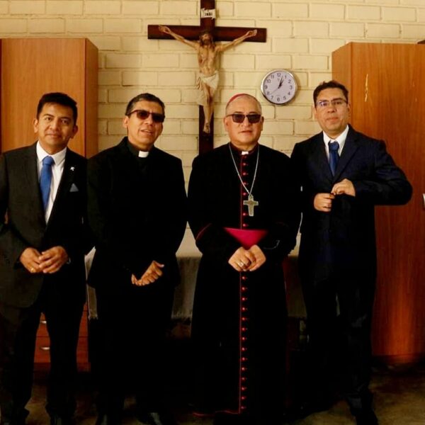CON MONSENOR LUIS ALBERTO BARREA OBISPO DE LA DIOCESIS DEL CALLAO 600x600